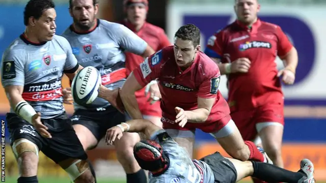 Steven Shingler tackles Leigh Halfpenny