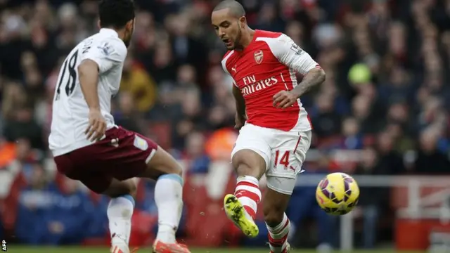 Walcott scores Arsenal's second