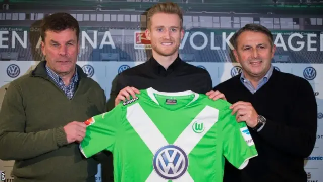 Andre Schurrle poses with the Wolfsburg jersey