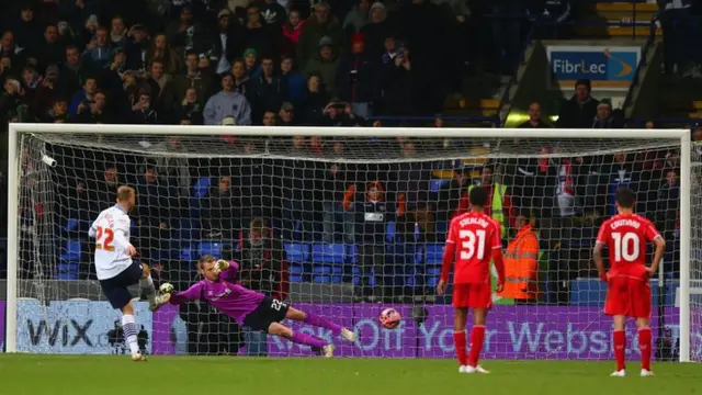 Eidur Gudjohnsen scores a penalty