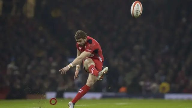 Leigh Halfpenny kicks the penalty