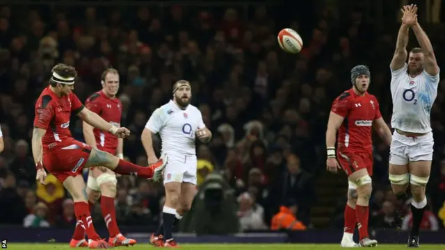 Dan Biggar kicks a drop goal