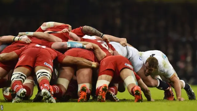 Chris Robshaw and co drive at a scrum