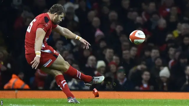 Leigh Halfpenny misses a penalty for Wales