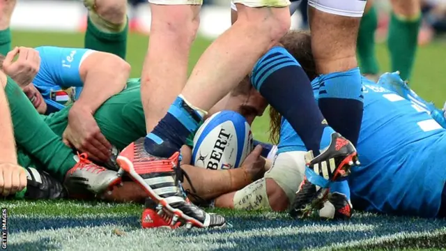 Conor Murray scores for Ireland