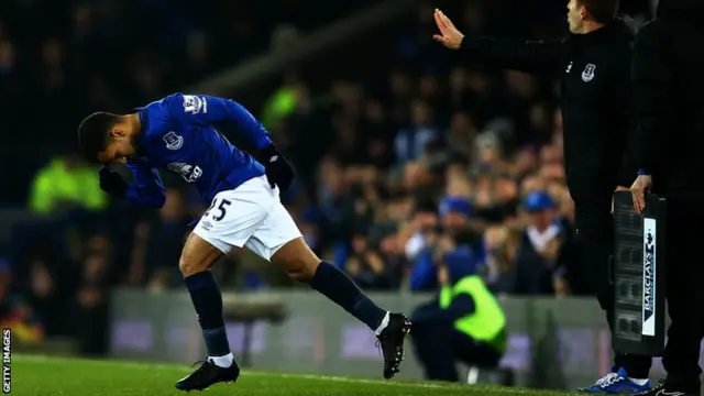 Aaron Lennon comes on for Everton