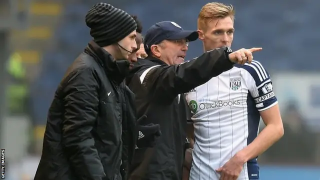 Tony Pulis speaks to Darren Fletcher