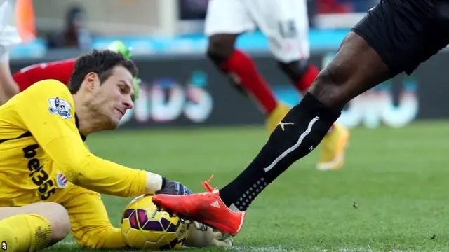 Asmir Begovic saves from Moussa Sissoko