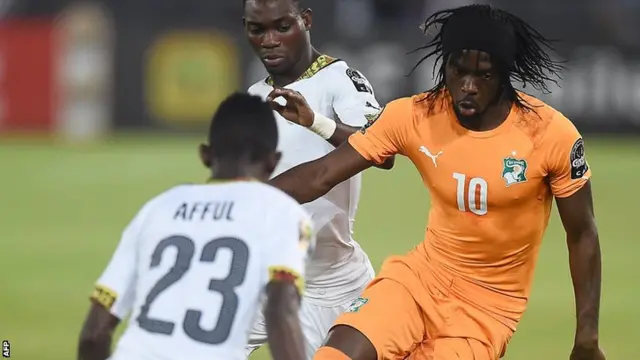 Gervinho takes on the Ghana defence