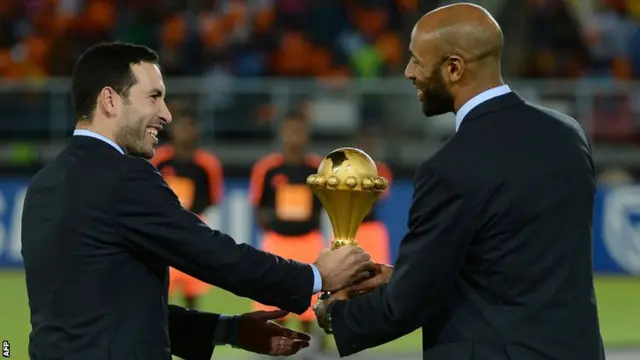 Egyptian midfielder Mohamed Aboutrika hold the Africa Cup of Nations trophy with Frederic Kanoute