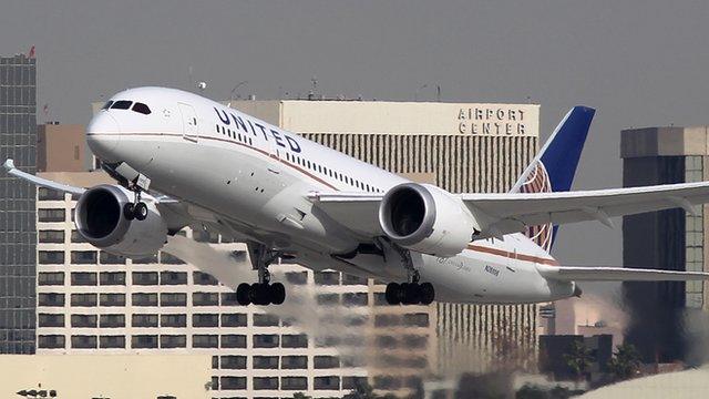 Boeing 787 Dreamliner operated by United Airlines takes off at Los Angeles International Airport on 9 January 2013