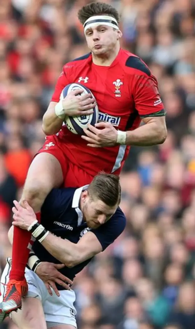 Finn Russell takes out Dan Biggar