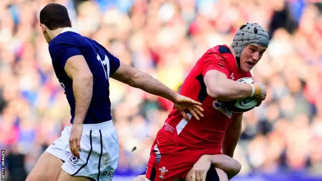 Jonathan Davies runs the Scotland defence