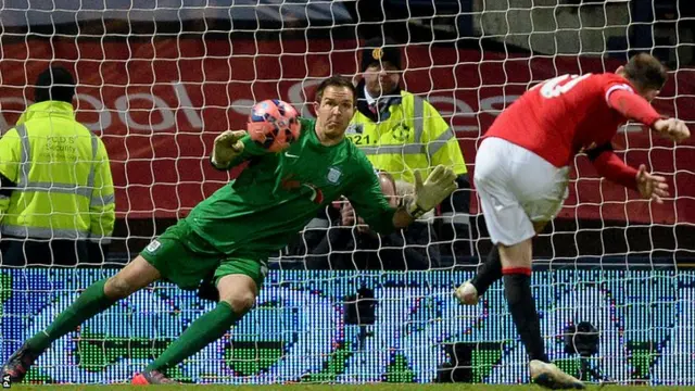 Wayne Rooney scores from the spot for Man United