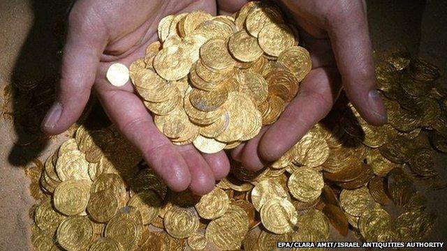 An undated photograph supplied by the Israeli Antiquities Authority on 17 February 2015 shows the largest hoard of gold coins found in Israel