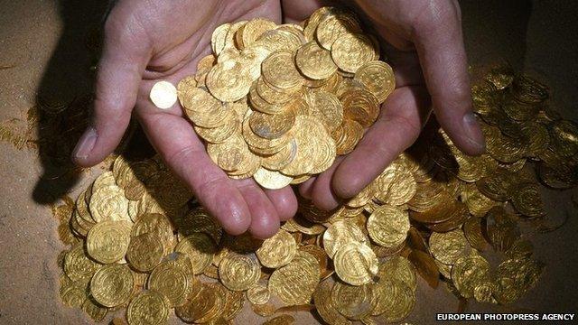 An undated photograph supplied by the Israeli Antiquities Authority on 17 February 2015 shows the largest hoard of gold coins found in Israel