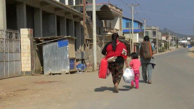 Family leaving Kokang region