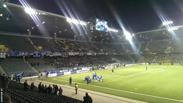 Everton warm up in front of the travelling Evertonians - 3,700 have travelled over for this game.