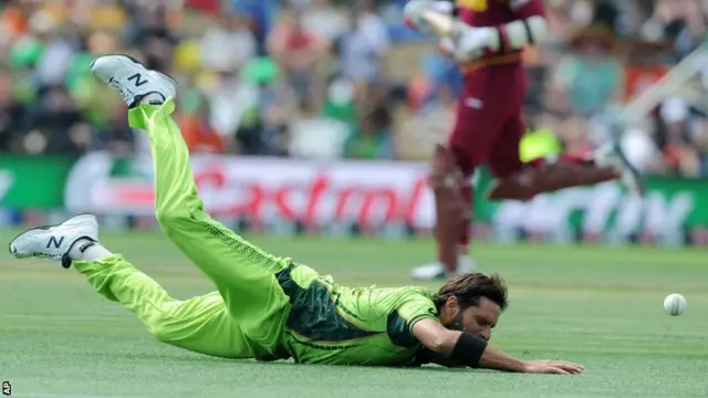 Shahid Afridi drops a catch