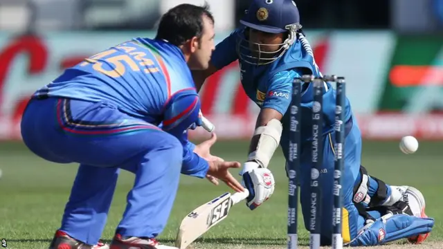 Batsman Mahela Jayawardena and Samiullah Shenwari