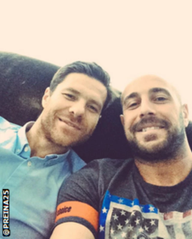 Pepe Reina and Xabi Alonson