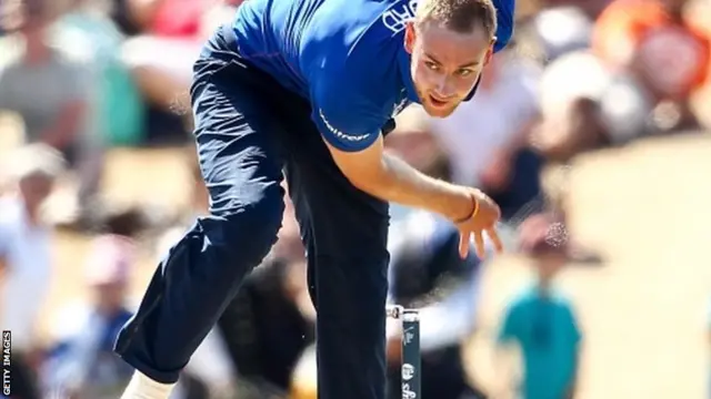 Stuart Broad bowls