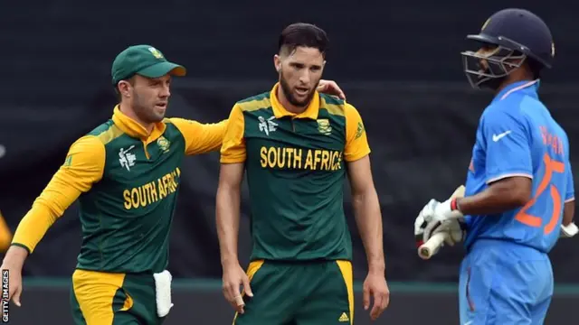 South Africa skipper AB de Villiers with Wayne Parnell against India