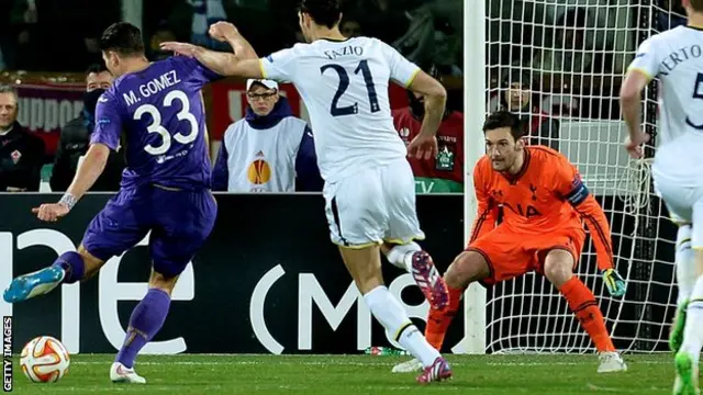 Mario Gomez beats Hugo Lloris for Fiorentina's first goal