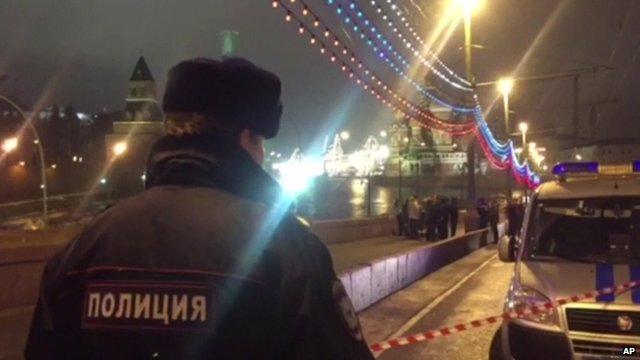 Moscow policeman at scene of shooting of opposition politician Boris Nemtsov