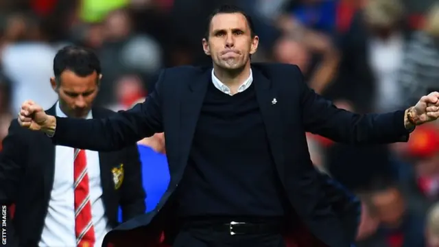 Sunderland manager Gus Poyet (right)