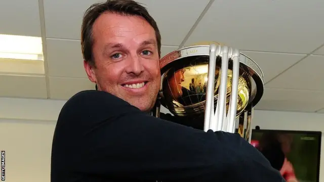 Graeme Swann hugs the World Cup trophy