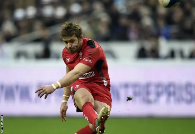 Leigh Halfpenny kicks a penalty