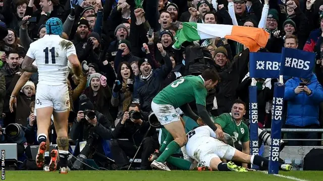 Ireland"s centre Robbie Henshaw (R) scores Ireland"s first try