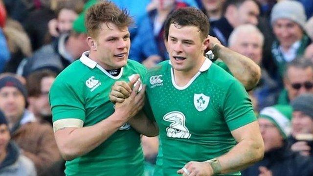 Robbie Henshaw celebrates his try