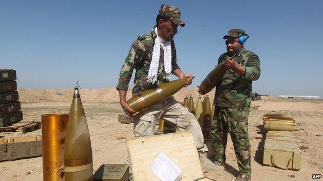 Volunteer Shiite fighter prepare a Howitzer artillery cannon in the village of Awaynat near the city of Tikrit on 28 February, 2015.