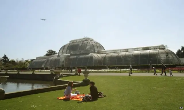 Vsitors enjoying the weather at Kew Gardens