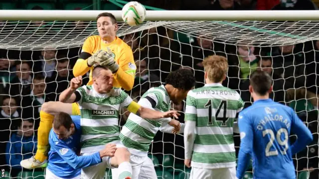 Celtic goalkeeper Craig Gordon fails to hold a cross