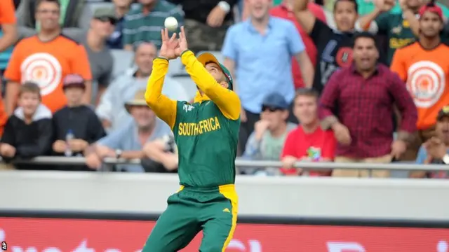 JP Duminy catches Shahid Afridi