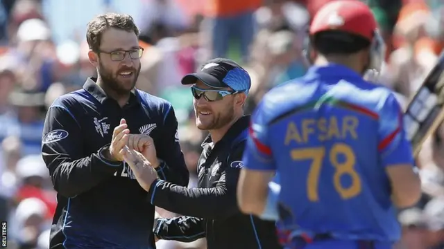 Daniel Vettori, Brendon McCullum celebrate Afsar Zazai out