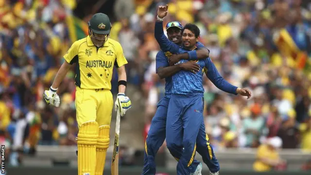 Tillakaratne Dilshan celebrates Steve Smith being out