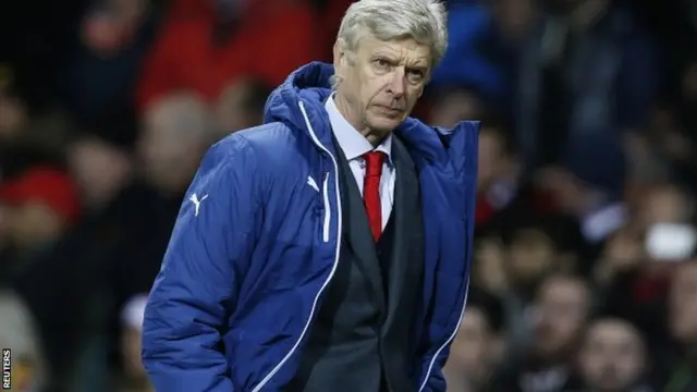 Arsene Wenger leaves the field at half-time