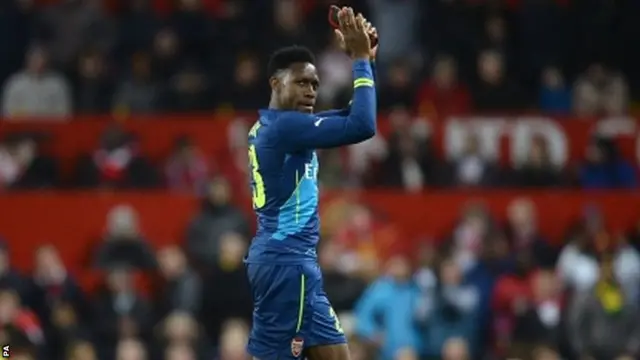 Danny Welbeck appluads