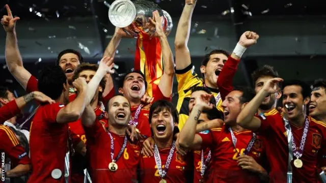 Spain celebrate their Euro 2012 win