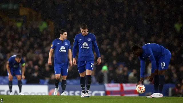 Dejected Everton players