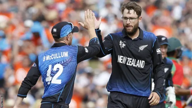 Daniel Vettori celebrates with Brendon McCullum