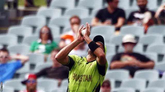 Shahid Afridi catches Andrew Balbirnie