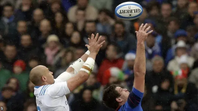 Italy and France go up for the lineout