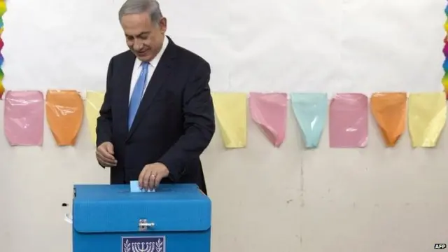 Benjamin Netanyahu votes in Israel's general election in Jerusalem (17 March 2015)