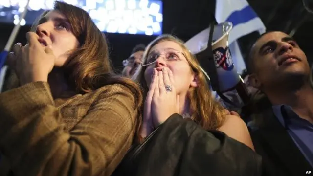 Zionist Union supporters react to the publication of exit polls by Israeli TV channels on 17 March 2015