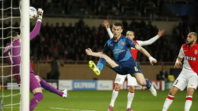 Laurent Koscielny hits the woodwork